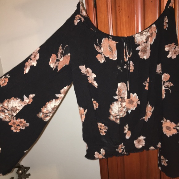 Black off the shoulder top with a keyhole on front - Picture 2 of 3